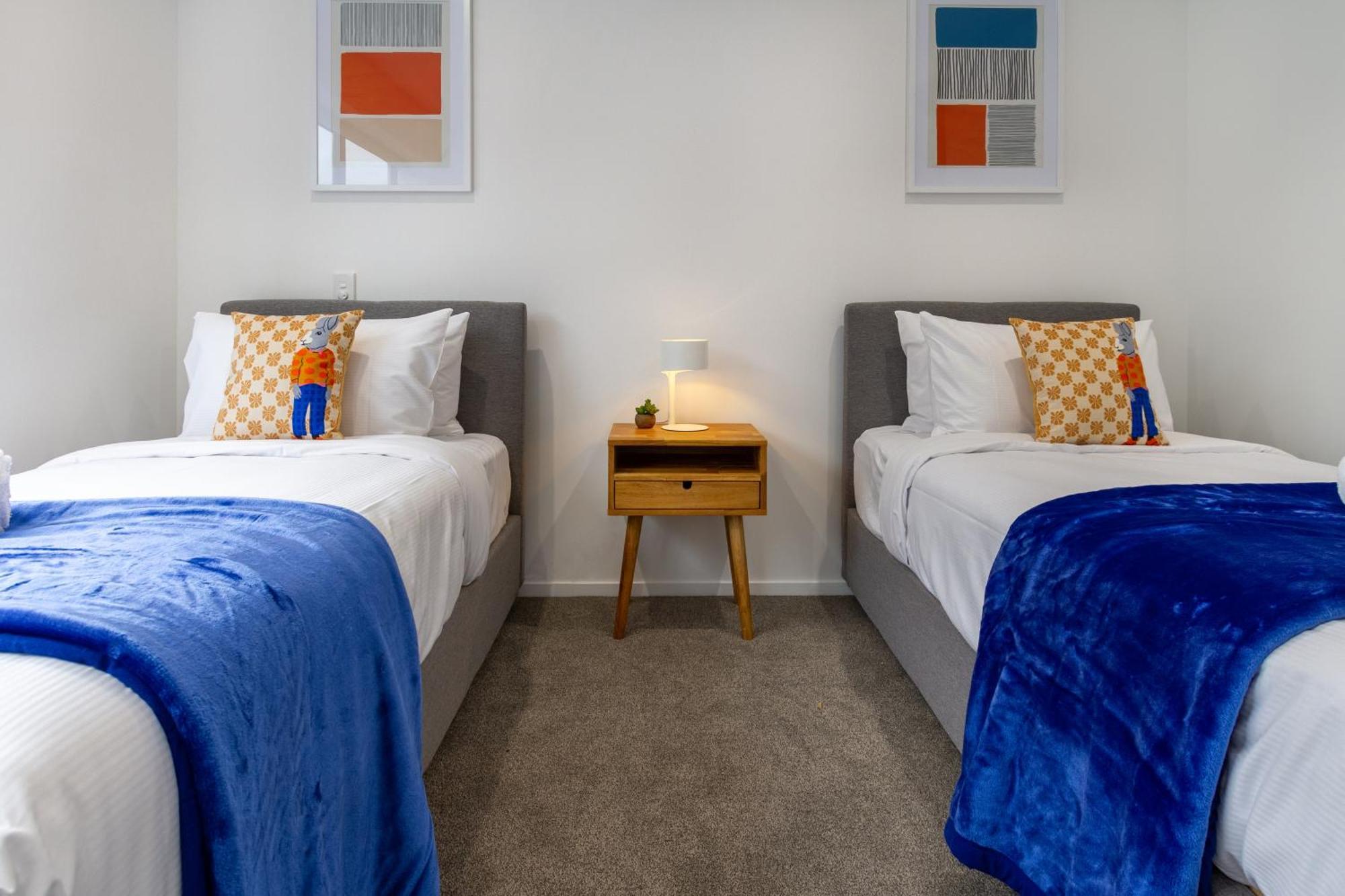 Luxury Living: 2-Bedroom Retreat In クライストチャーチ エクステリア 写真